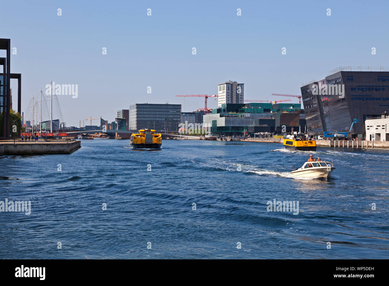 Überblick über den inneren Hafen Kopenhagen. Der Kreis Brücke, der Schwarze Diamant, der BLOX Gebäude, Hafen Busse, die neue Lille Langebro am weitesten entfernt Stockfoto