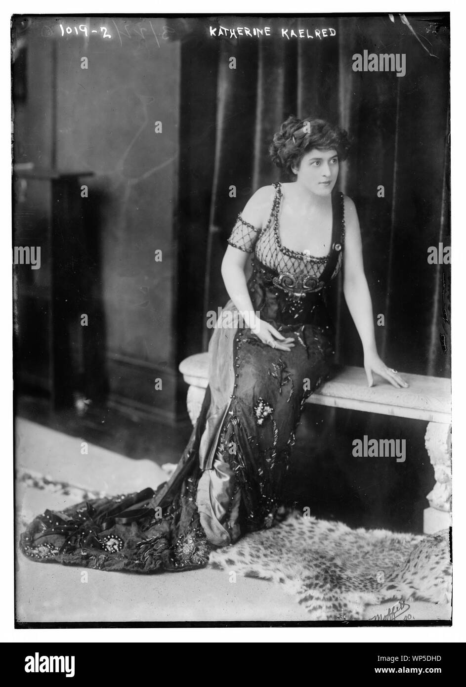 Katherine Kaelred auf der Bank sitzt, Moffett Foto. / Moffett Foto. Stockfoto