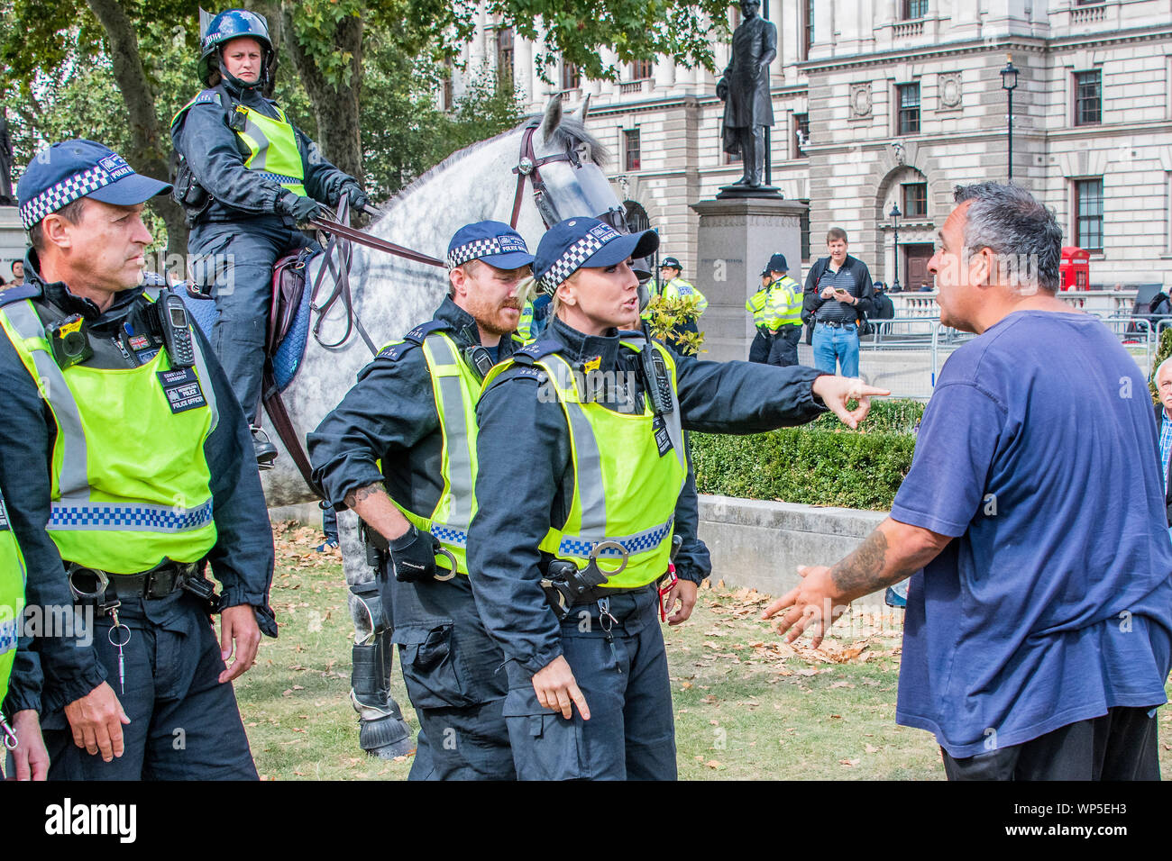 London, Großbritannien. Pro Brexit Gelb kommen ein pro EU-Protest in Parliament Square zu stören. Sie sind Eingekesselt von der Polizei in einer Ecke, obwohl sie sporadisch ausbrechen. Credit: Guy Bell/Alamy leben Nachrichten Stockfoto