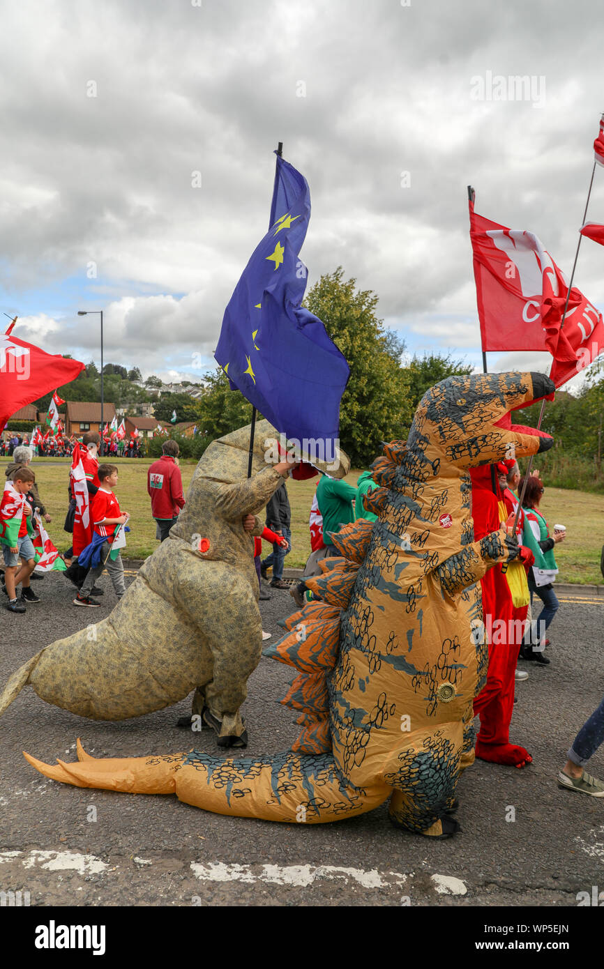 Merthyr Tydfil, Wales, UK. 7. Sep 2019. Wales pro-unabhängigkeit März in Merthyr Tydfil, schätzungsweise 5200 Menschen durch die Innenstadt von Merthyr Tydfil marschierten folgte mit Reden geführt vom ehemaligen walisischer Fußballspieler Neville Southall, und Sportkommentator und ehemalige internationale Rugbyspieler, Eddie Butler. Credit: Haydn Denman/Alamy leben Nachrichten Stockfoto