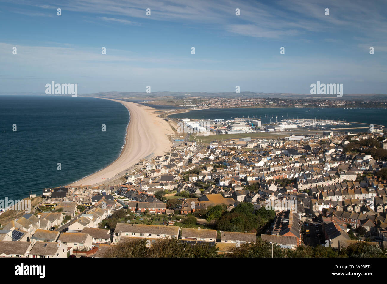 Jurassic Küste, Chesil Beach und die Weymouth und Portland National Sailing Academy vom Gipfel der Isle of Portland Stockfoto