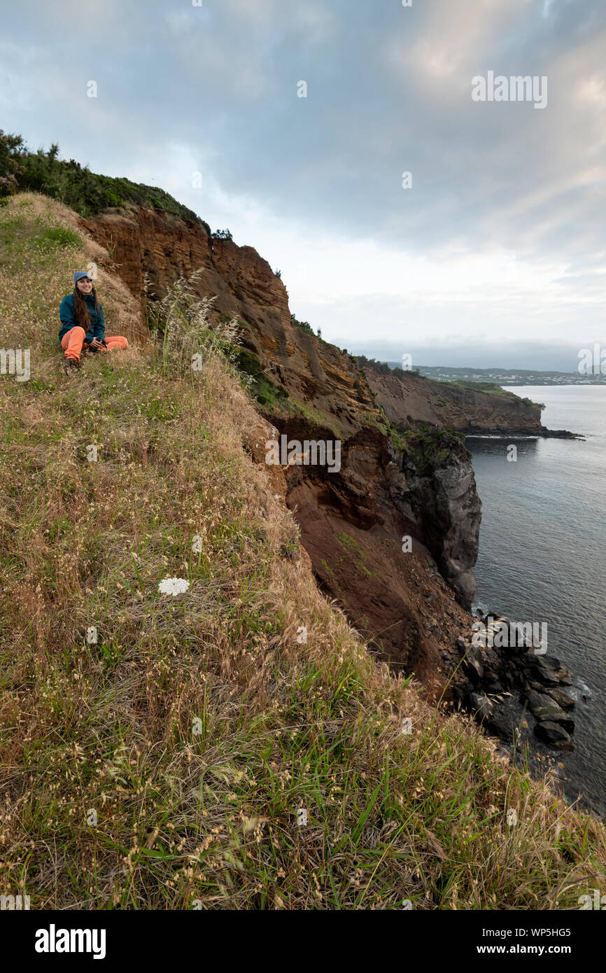 Landschaft und Klippen am Ponta das Contendas auf Ilha Insel Terceira, Azoren, Portugal Stockfoto