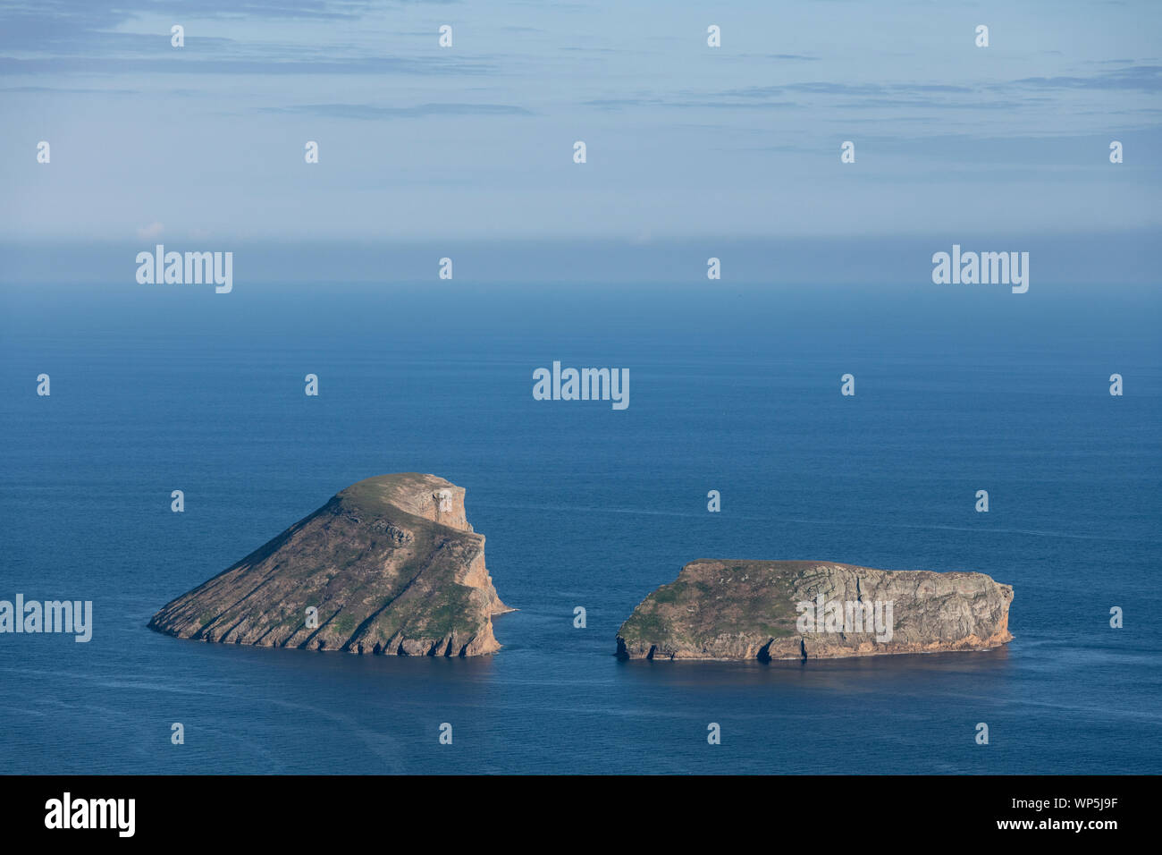 Das Cabras Inselchen (Portugiesisch: Ilhéus das Cabras) ist ein Dual Islet, an der Südküste der Insel Terceira in der portugiesischen Inselgruppe Stockfoto