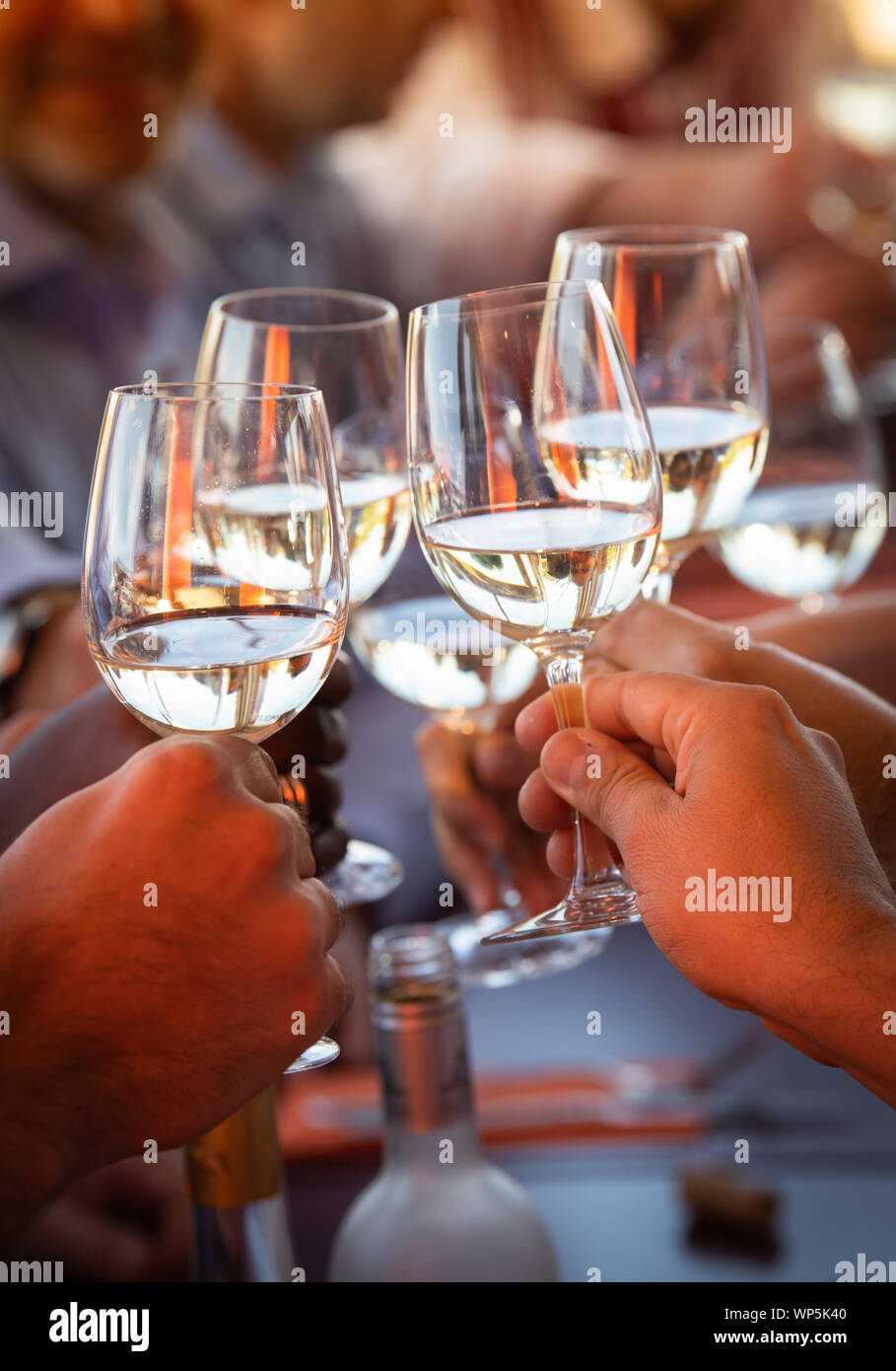 Wein weiß in Getränke für eine freundliche Party in einer Bar oder einem Restaurant serviert Stockfoto
