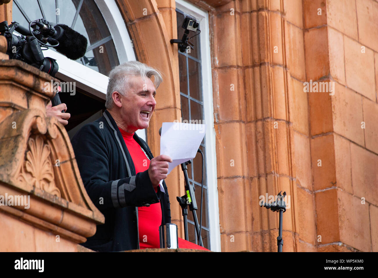 Merthyr Tydfil, Wales, UK. 7. September 2019. Dichters und Dramatikers Patrick Jones Adressen die Masse am März für Waliser Unabhängigkeit in Merthyr Tudful. Stockfoto