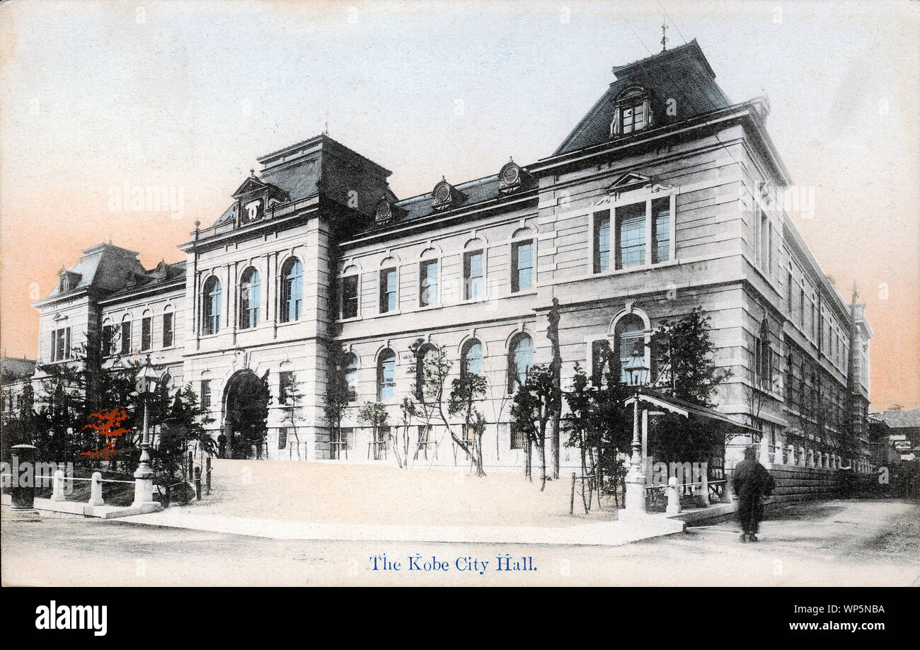 [1910s Japan - Kobe City Hall] - Kobe City Hall in der Stadt Kobe, Hyogo Präfektur in den frühen 1910er Jahren. Das Gebäude wurde neben dem örtlichen Amtsgericht, auf dem Gelände des ehemaligen Hachinomiya Jinja, ein Shinto Schrein. Es war die zweite Stadt Kobe Büro- und im Jahr 1909 abgeschlossen (Meiji 42). 20. jahrhundert alte Ansichtskarte. Stockfoto