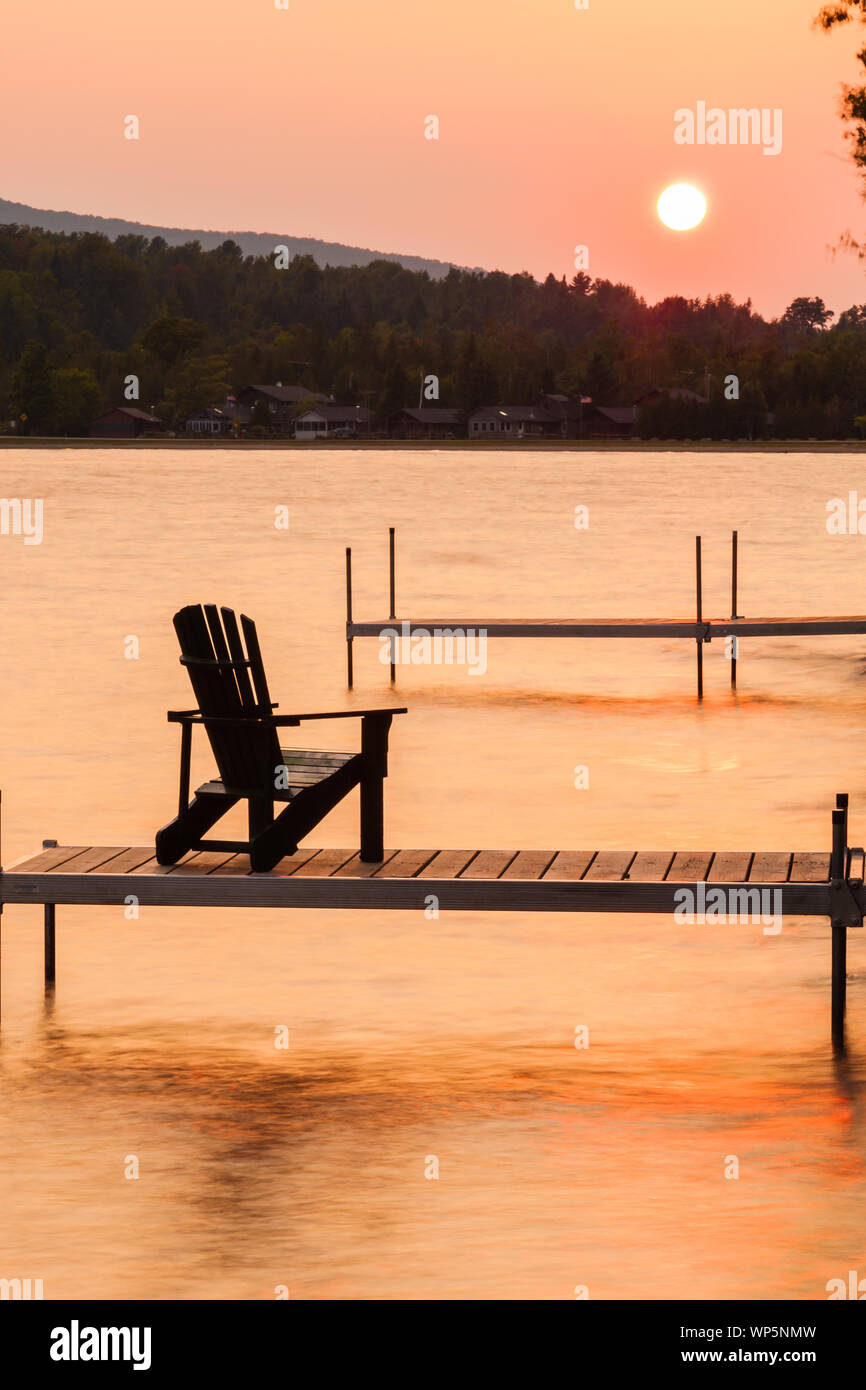 Adirondack Stuhl am Ende eines Dock bei Sonnenuntergang auf See Willoughby,  Vermont, USA Stockfotografie - Alamy