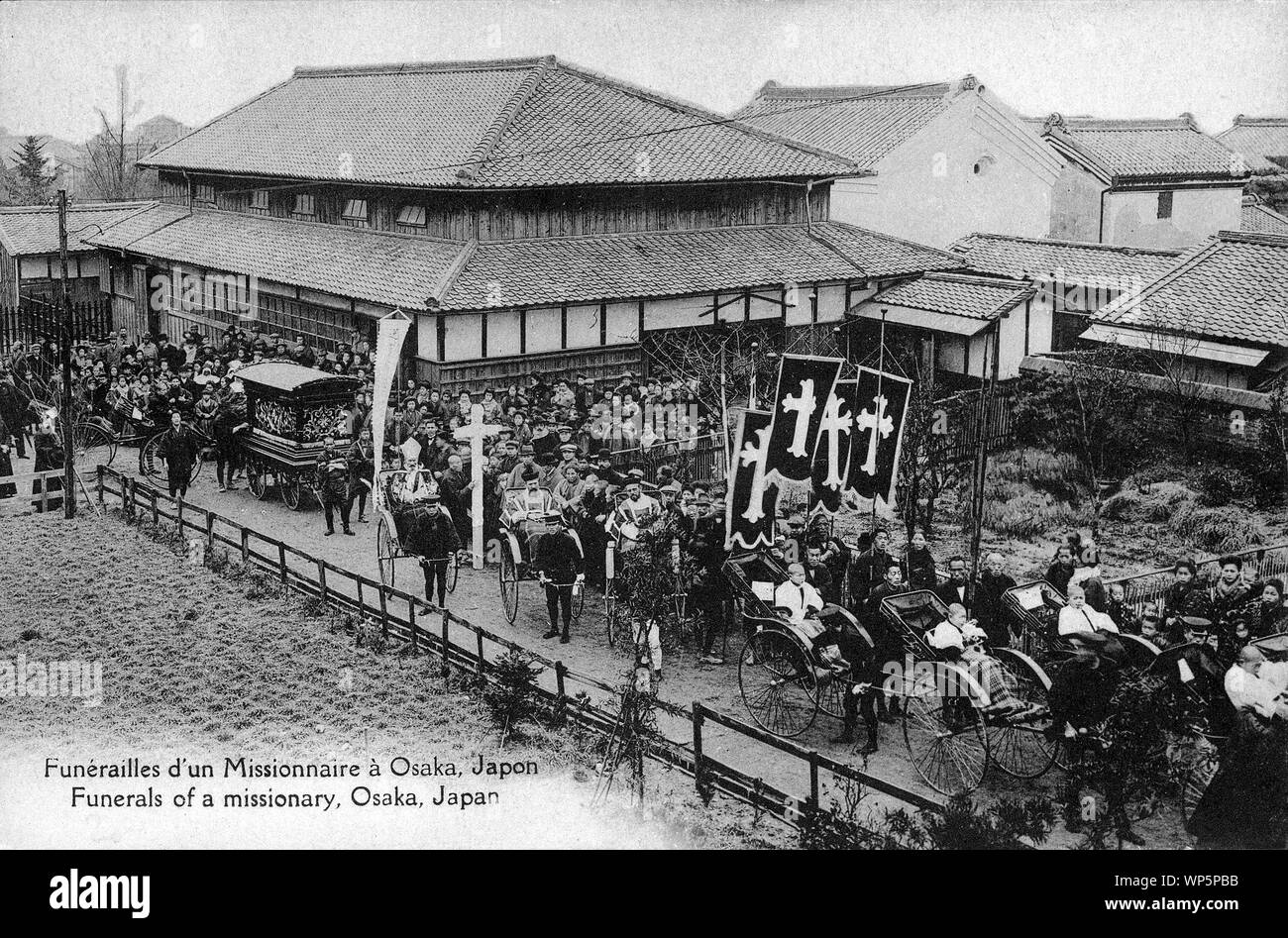 [1900s Japan - Begräbnis eines katholischen Missionar] - Begräbnis eines katholischen Missionar in Osaka. Diese Postkarte wurde von der Société des Missions Étrangères de Paris (Gesellschaft der Außenmissionen von Paris) in Paris veröffentlicht, ein römisch-katholischer Missionar Organisation. Die Gesellschaft wurde zwischen 1658 und 1663 eröffnet und besteht aus Laien und Weltpriester. Seine Aktivitäten in Japan begann, als Vater Forcade Okinawa am 28. April 1844 eingetragen. 20. jahrhundert alte Ansichtskarte. Stockfoto