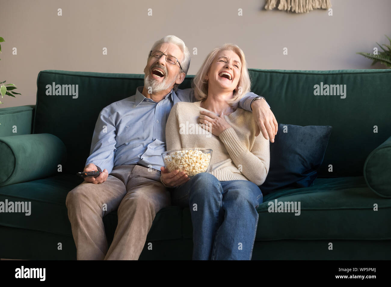 Reifes Paar lachend, während sie Komödie aufgeregt. Stockfoto