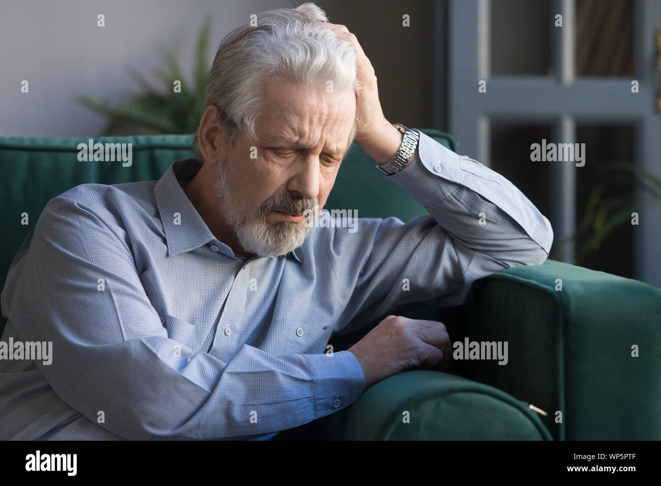 Verärgert älterer Mann einsam in Gedanken verloren Stockfoto