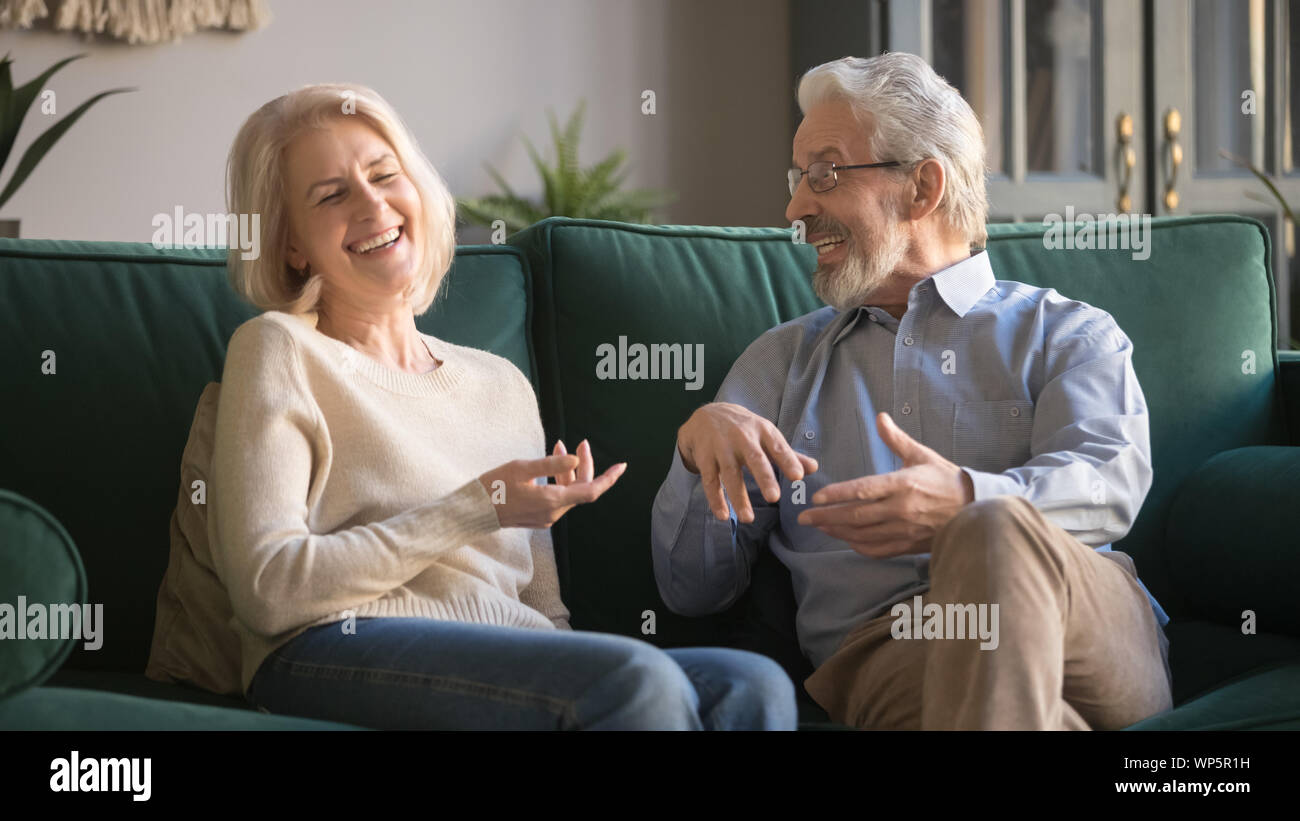 Aufgeregt, glückliche Familie einige Zeit miteinander zu verbringen, Lachen und Scherzen. Stockfoto