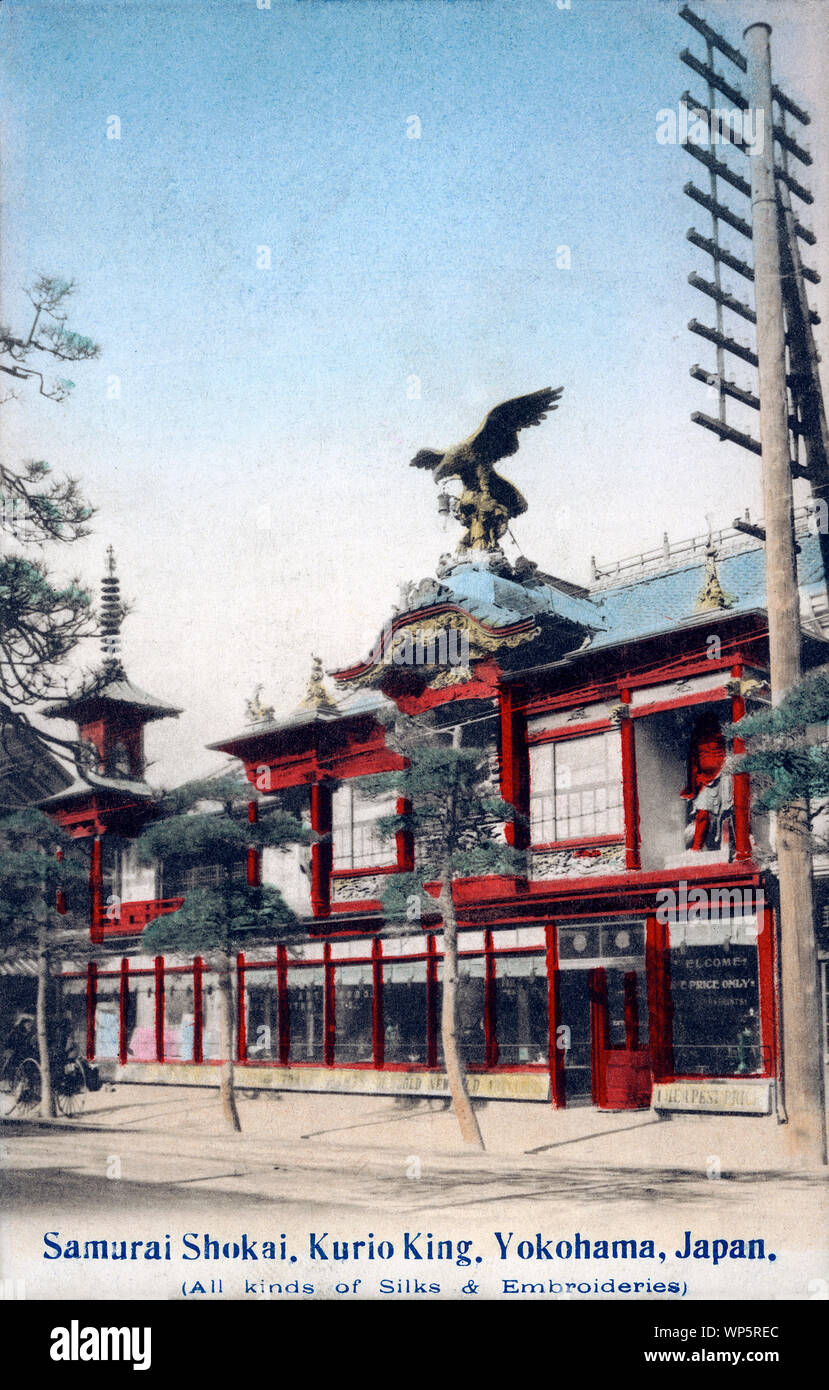 [1900s Japan - Antike und Kunst Shop in Yokohama] - Antiquitäten- und Kunsthändler Samurai Shokai an Honcho 1-20 in Yokohama, Kanagawa Präfektur. Es verkauft Seide, Porzellan, Lackwaren, Jade, cloisonné, von Damaskus und mehr. Das Unternehmen, gegründet von yozo Nomura (1870-1965) im Jahre 1894 (Meiji 27), war einer der am meisten respektierten Händler in Japan. Es bot sogar an traditionellen Handwerkern finanzielle Unterstützung, wie z.b. Silberschmiede und Lack Künstler, so dass Sie qualitativ hochwertige Produkte herstellen könnten. 20. jahrhundert alte Ansichtskarte. Stockfoto