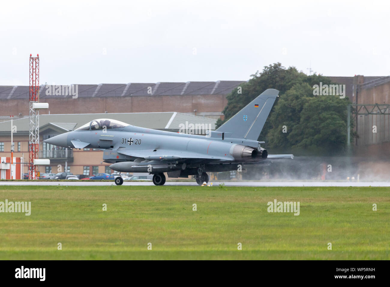Deutsche EF2000 Eurofighter Typhoon mit Spray von Start- und Landebahn auf den Start von der RAF Waddington, 4. September 2019. Stockfoto