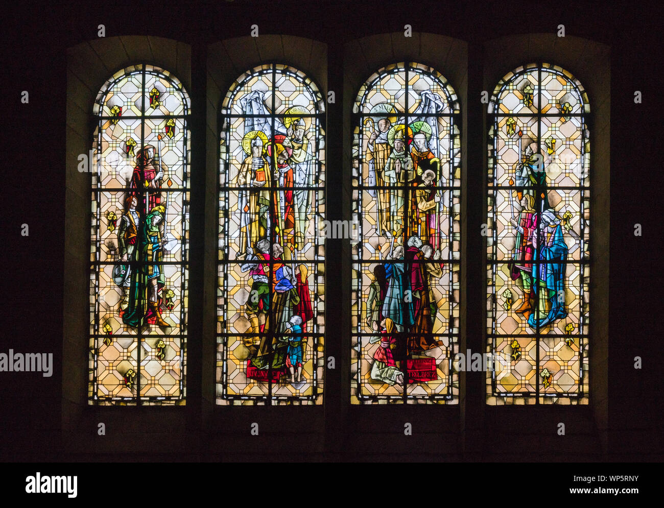 Eine detaillierte Ansicht der Glasfenster in der Kathedrale von Saint Malo in der Bretagne in Frankreich Stockfoto