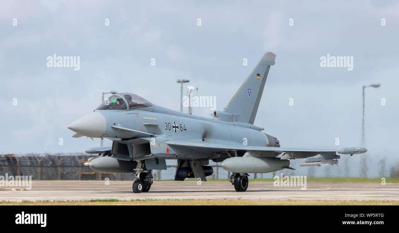 Deutsche EF2000 Eurofighter Typhoon auf Taxi im Regen an RAF Waddington, 4. September 2019. Stockfoto