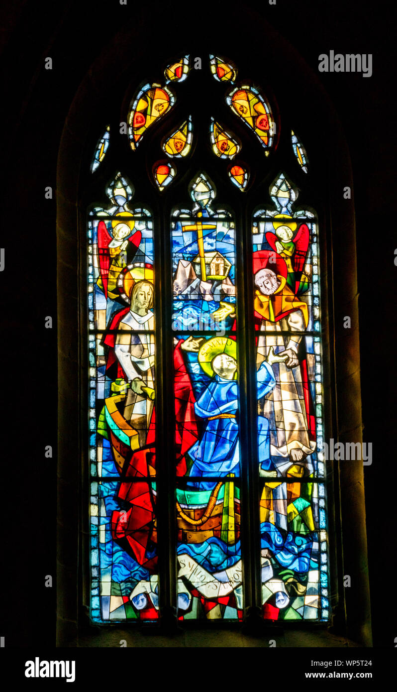 Eine detaillierte Ansicht der Glasfenster in der Kathedrale von Saint Malo in der Bretagne in Frankreich Stockfoto