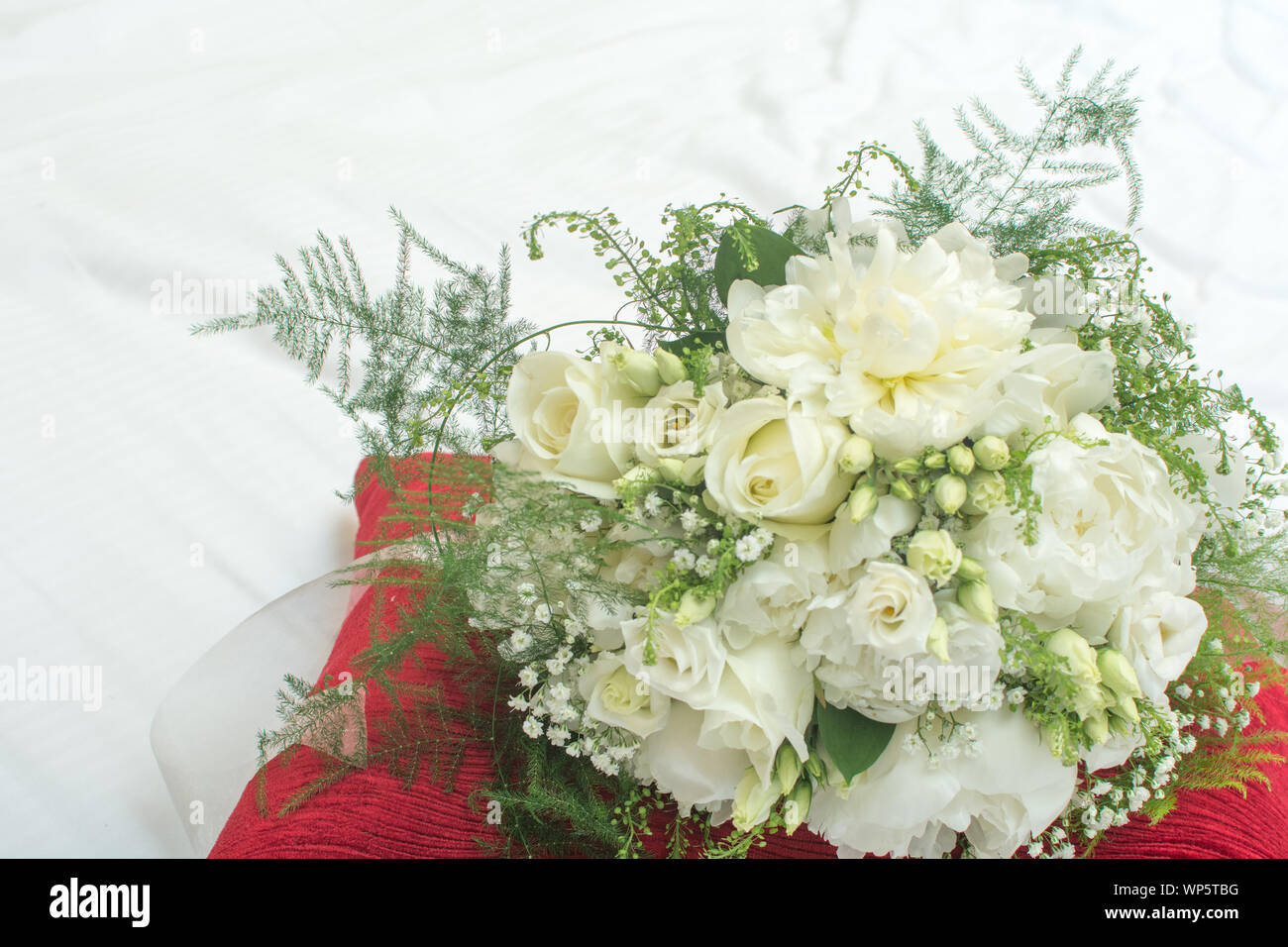 Hochzeit Blumen Brautstrauß aus weißen Blumen mit einer Schleife gebunden Stockfoto