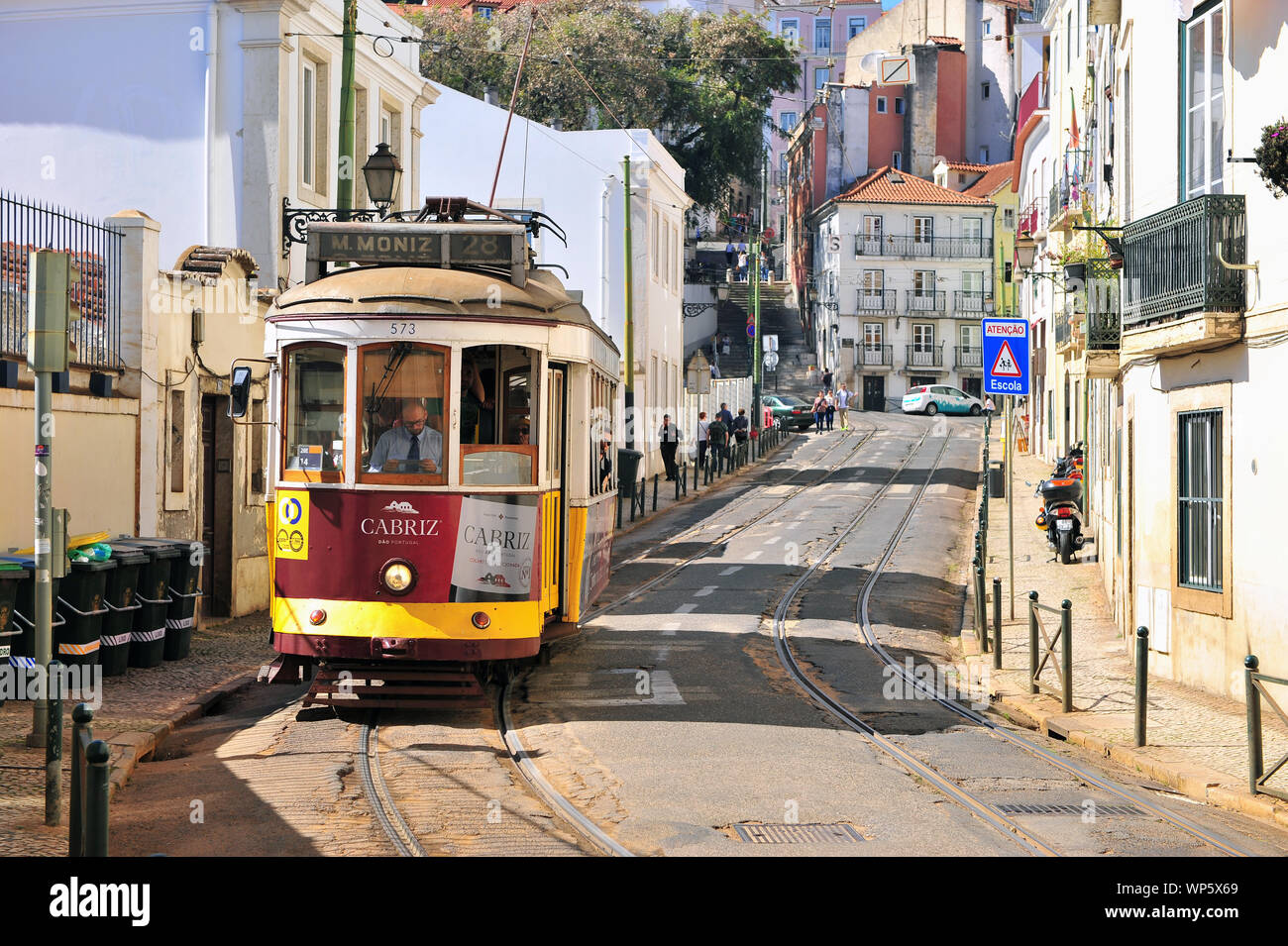Lissabon, Portugal - 16. März: Alte berühmten Straßenbahn in der Straße von Alfama, Lissabon. Stockfoto