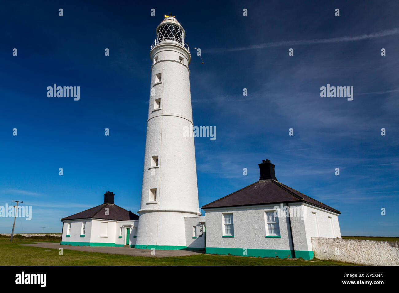 Nash Point Lighthouse und seiner ehemaligen keeper Cottages mit Blick auf den Kanal von Bristol, Glamorgan, Wales, Großbritannien Stockfoto