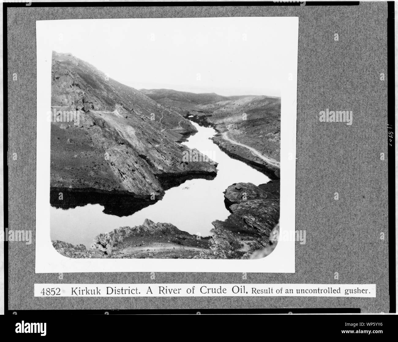 Kirkuk Bezirk Ein Fluss Von Erdol Ergebnis Eines Unkontrollierten Olquelle Stockfotografie Alamy