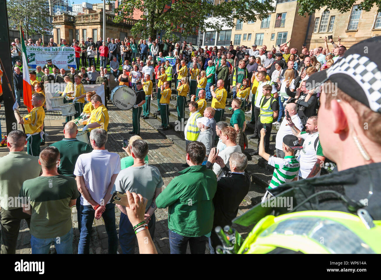 Glasgow, UK, 07. September 2019. Die Pro-Republican, Pro-irische Gruppe, den Calton Republikaner marschierten durch die Ost-Glasgow Ende von Millroad Straße zu Clyde Street und stoppte an der anti-faschistischen Statue feiern die Menschen in Glasgow, die gegen Franco im Spanischen Bürgerkrieg gekämpft. Nach den jüngsten und bedeutenden Straße Störungen in Govan zwischen sektiererischen Gruppen gab es einen massiven Polizeiaufgebot jede Störung zu verhindern. Credit: Findlay/Alamy Nachrichten Stockfoto