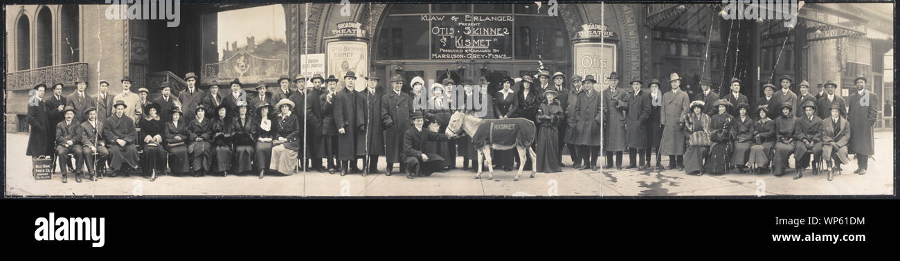 Klaw und Erlanger vorhanden Otis Skinner in Kismet, produziert und durch Harrison Grau Fiske verwaltet; Gruppe Portrait, möglicherweise von Cast und Crew, vor dem Theater am Broadway montiert.; Stockfoto