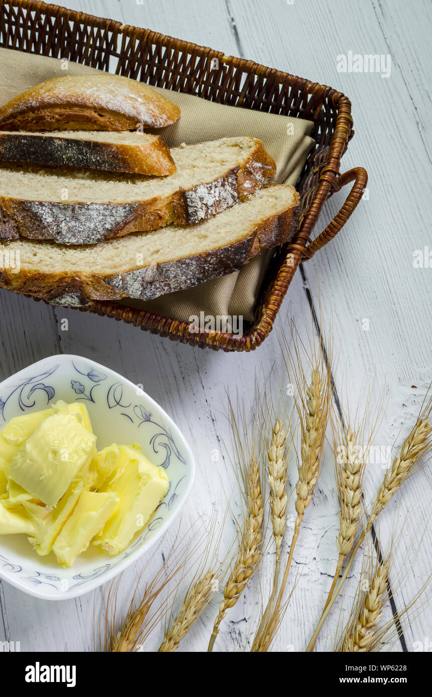 Scheiben von sauerteig Brot mit Butter Stockfoto