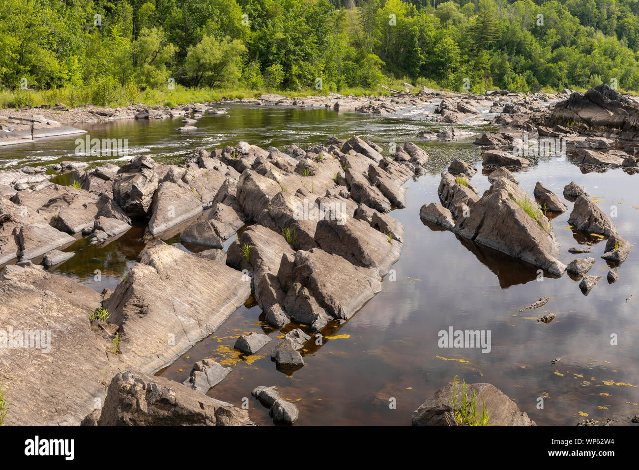 Ein Rocky River malerische Landschaft. Stockfoto