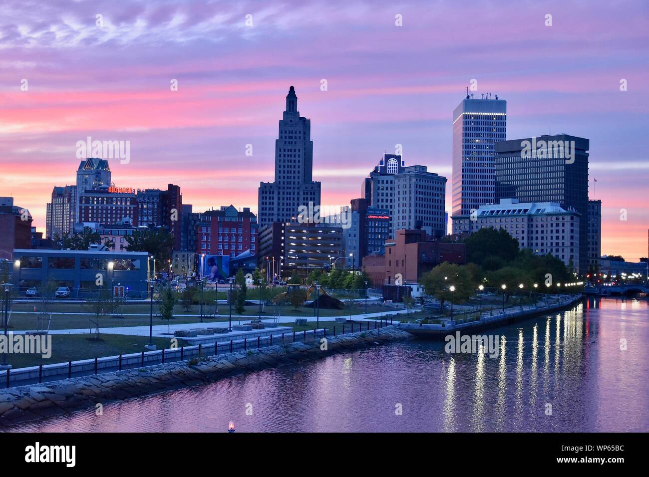 Die vorsehung Skyline, wie über von der Vorsehung Fluss gesehen, East Providence, Rhode Island Stockfoto