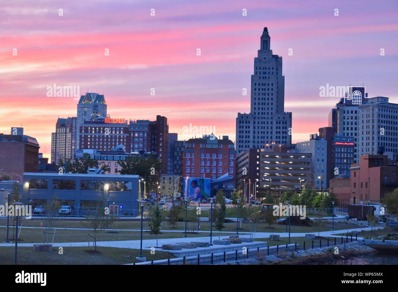 Die vorsehung Skyline, wie über von der Vorsehung Fluss gesehen, East Providence, Rhode Island Stockfoto