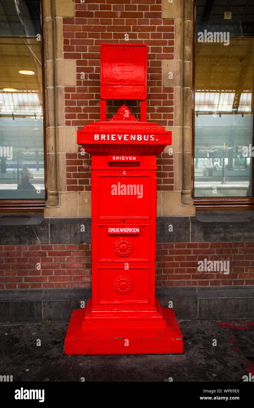 Einen roten Briefkasten am Hauptbahnhof Amsterdam Stockfotografie - Alamy