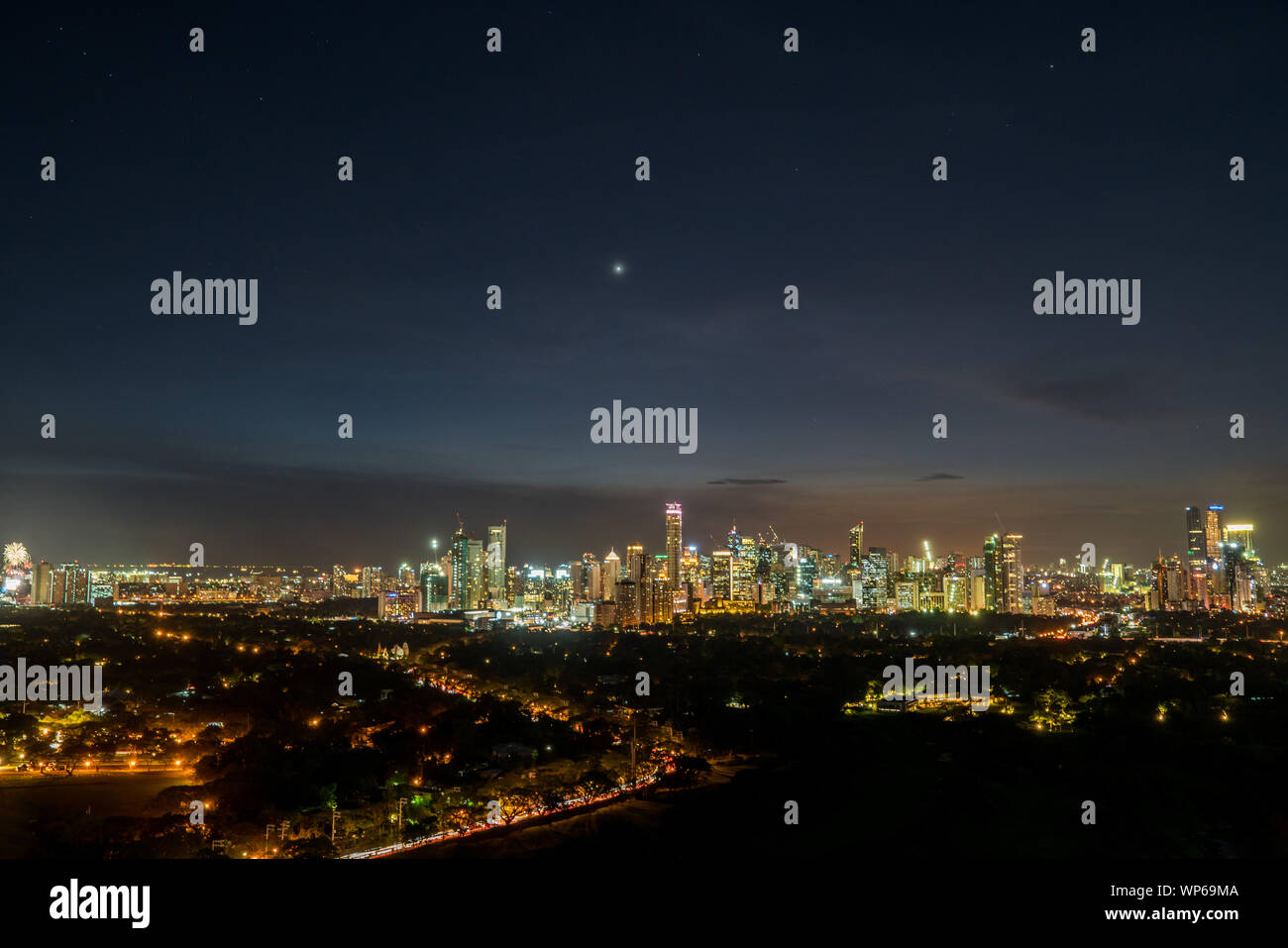 Skyline von Manila, Philippinen, während der Nacht, mit der Big City Lights Stockfoto