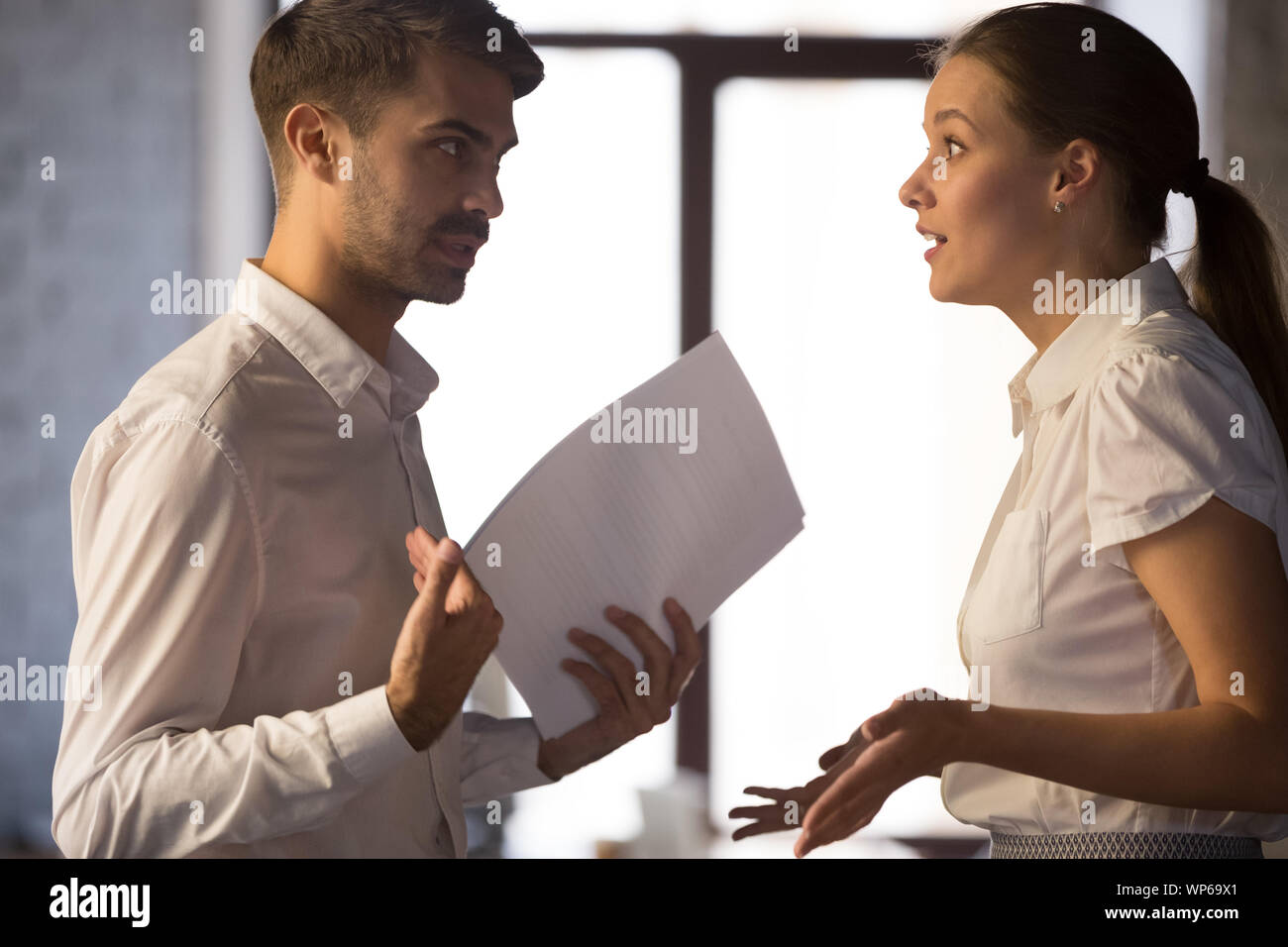 Verärgerte Mitarbeiter argumentieren, diskutieren das Scheitern von Unternehmen, schlechte Arbeitsergebnisse Stockfoto