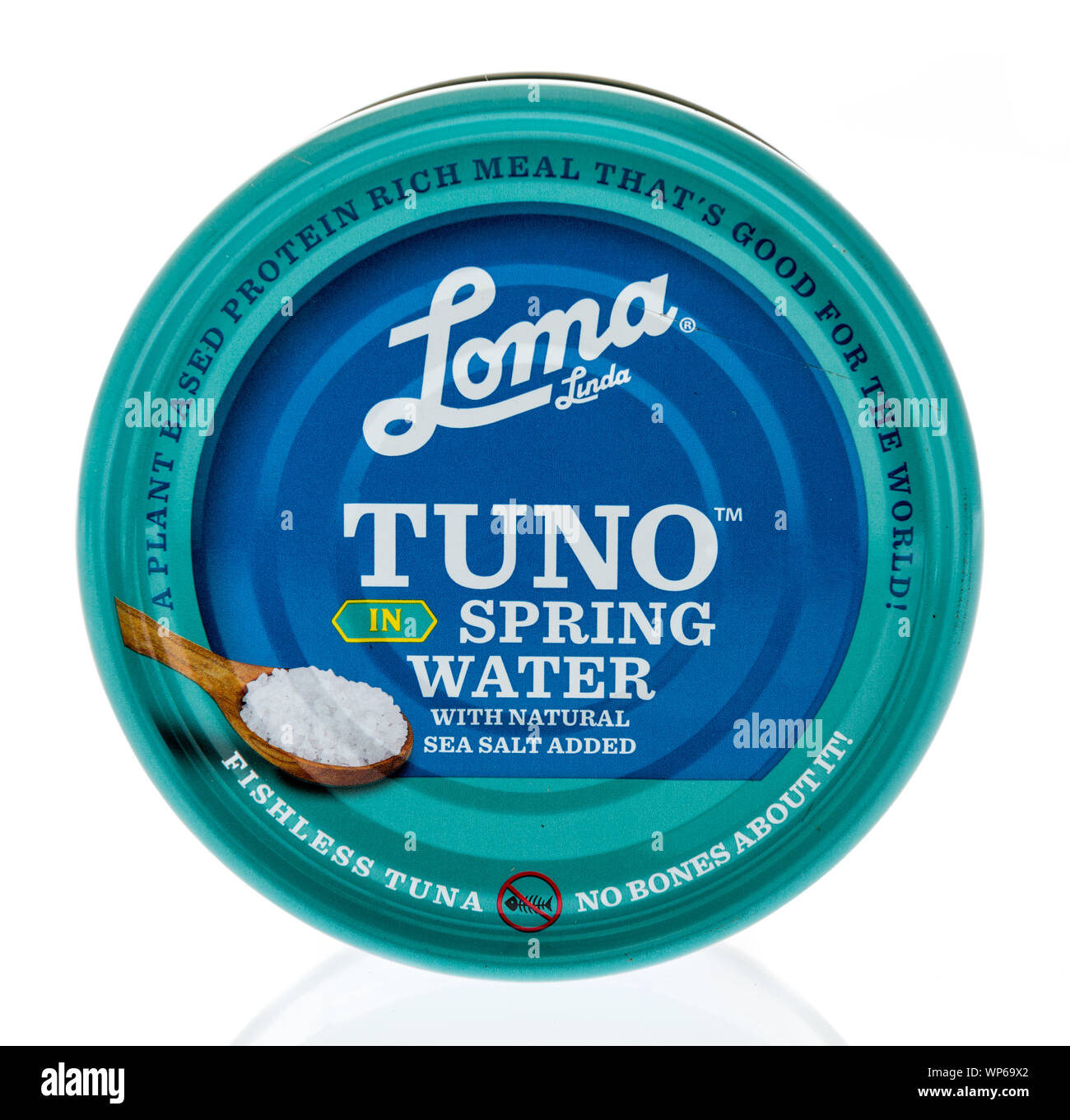 Wnneconne, WI - 4. September 2019: ein Paket von Loma Linda auf pflanzlicher Basis tuno im Frühjahr Wasser auf einem isolierten Hintergrund. Stockfoto