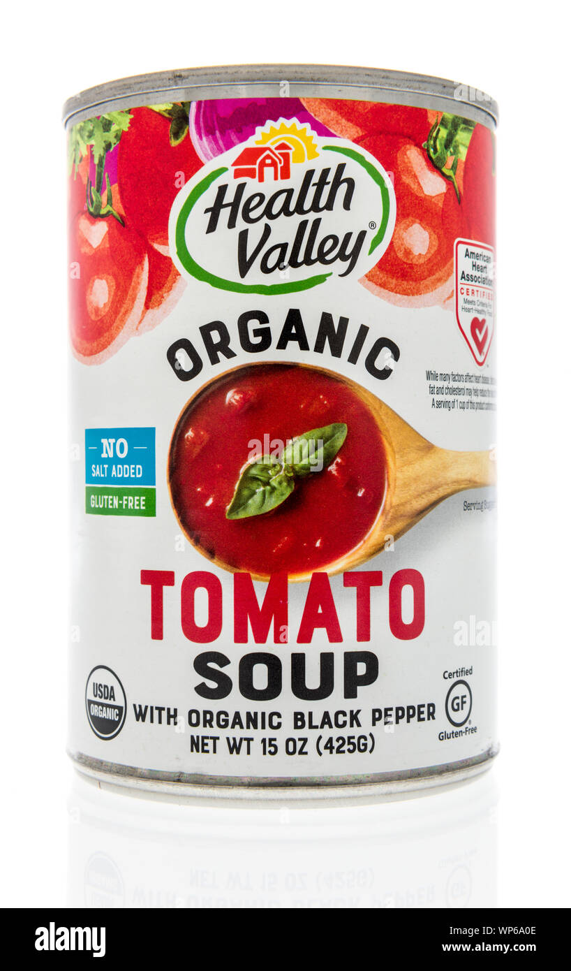 Wnneconne, WI - 4. September 2019: ein Paket von Health Valley bio Tomatensuppe in einem isolierten Hintergrund. Stockfoto