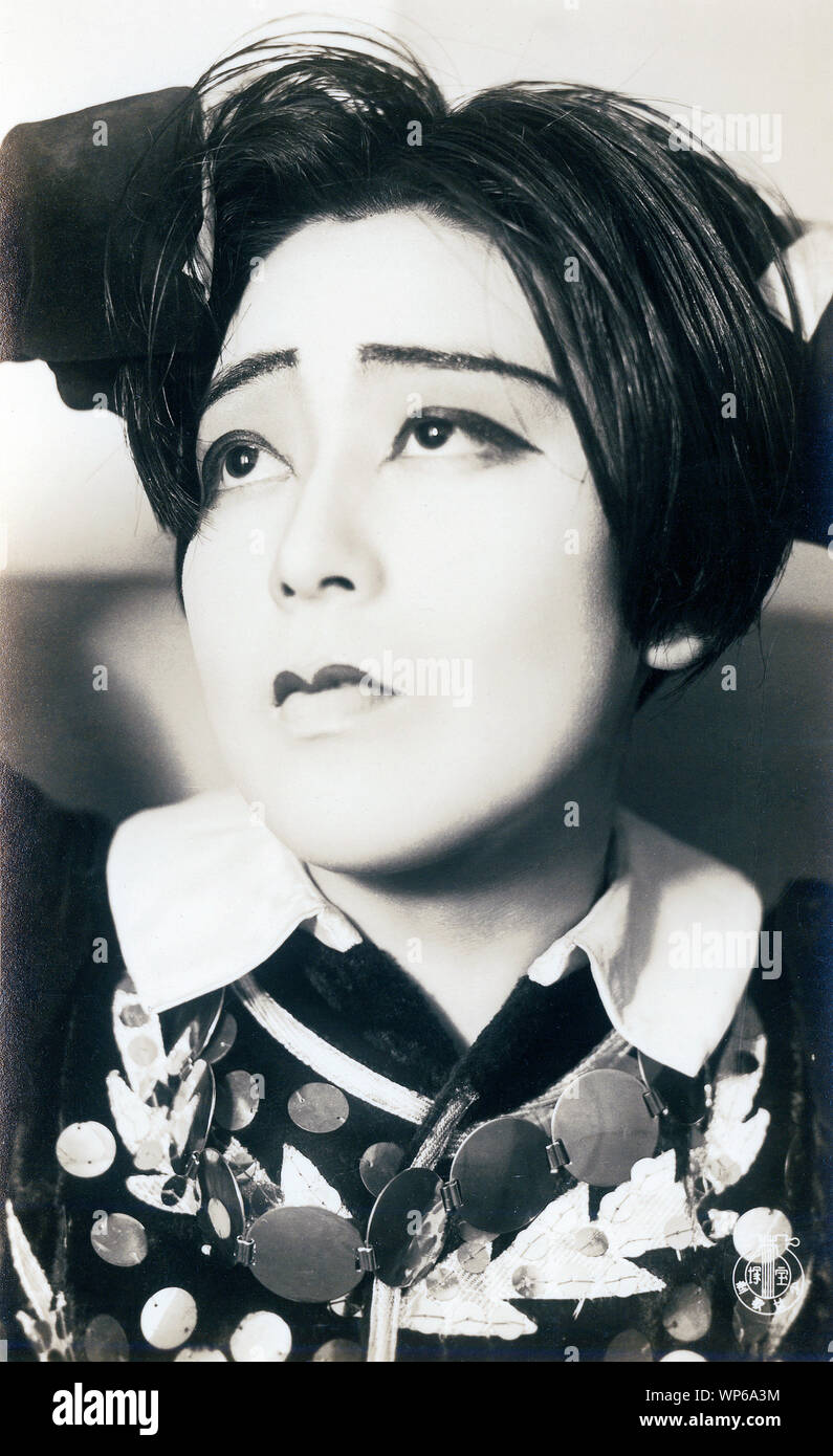 [1920s Japan - Takarazuka Schauspielerin] - Schauspielerin am Takarazuka Gekidan (takarazuka Review). Takarazuka Gekidan ist ein alle weiblichen Theater troupe, mit Frauen spielen auch die Rolle der Männer. Es wurde 1913 als Takarazuka Chor gegründet von Geschäftsmann und Minister Ichizo Kobayashi (1873-1957). Ihren ersten Auftritt im Jahr 1914 war ein großer Erfolg und sie zogen ein immer größeres Publikum. Der aktuelle Name wurde 1940 angenommen. 20. jahrhundert alte Ansichtskarte. Stockfoto