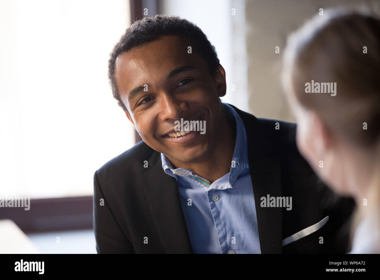 Lächelnd afrikanischen amerikanischen Geschäftsmann, Consulting, angenehmes Gespräch Stockfoto