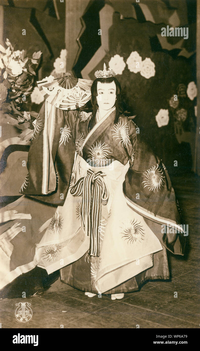 [1930er Jahre Japan - Takarazuka Schauspielerin] - Schauspielerin am Takarazuka Gekidan (takarazuka Review). Takarazuka Gekidan ist ein alle weiblichen Theater troupe, mit Frauen spielen auch die Rolle der Männer. Es wurde 1913 als Takarazuka Chor gegründet von Geschäftsmann und Minister Ichizo Kobayashi (1873-1957). Ihren ersten Auftritt im Jahr 1914 war ein großer Erfolg und sie zogen ein immer größeres Publikum. Der aktuelle Name wurde 1940 angenommen. 20. jahrhundert alte Ansichtskarte. Stockfoto