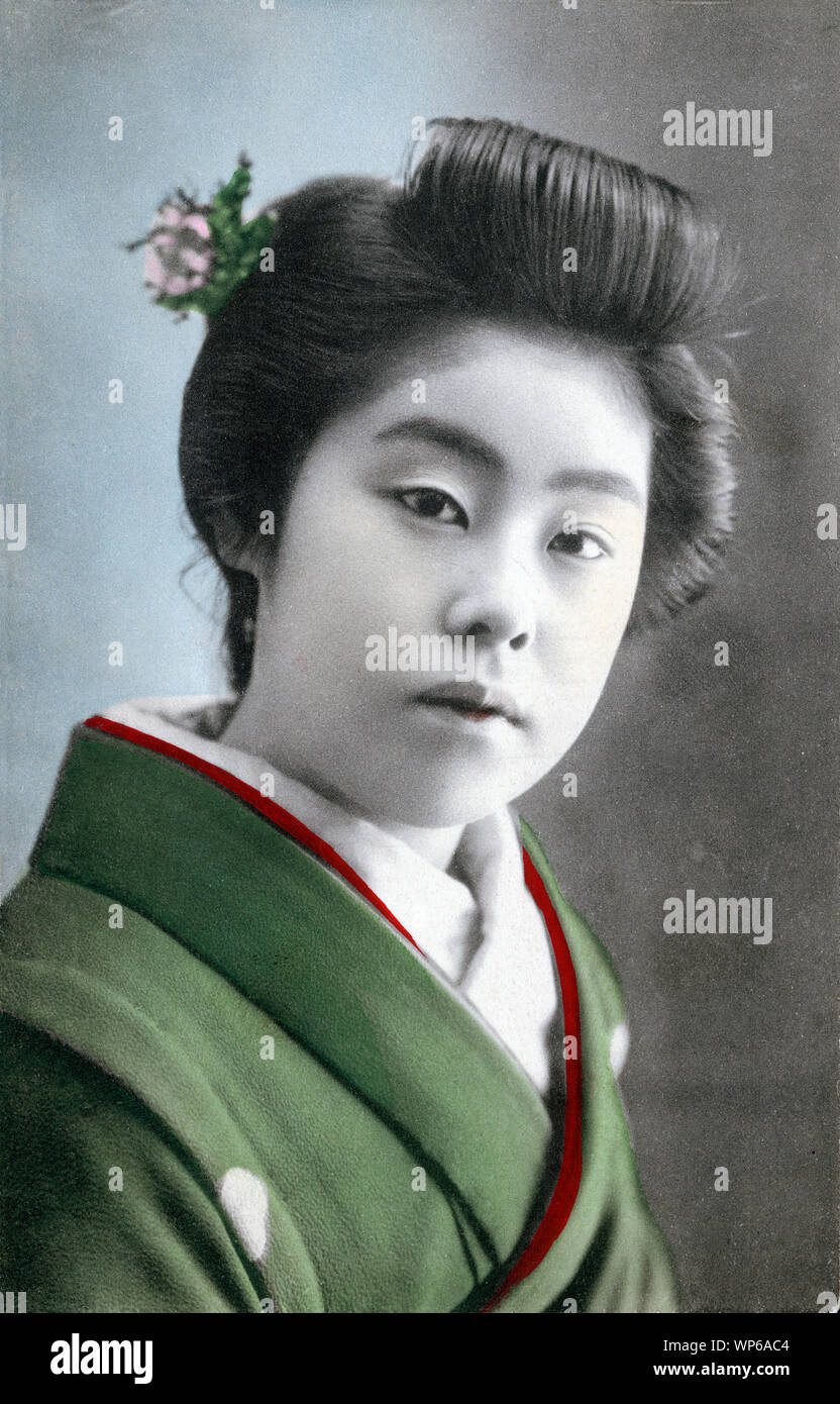 [1910s Japan - Japanische Frau im Kimono] - junge japanische Frau im Kimono und traditionelle Frisur. 20. jahrhundert alte Ansichtskarte. Stockfoto