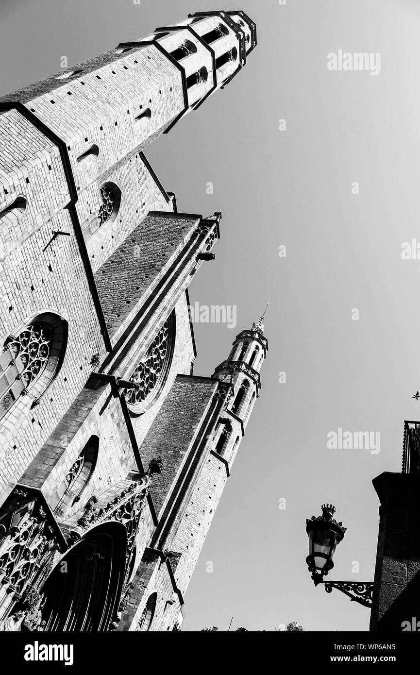 Niedriger Winkel vertikale Aufnahme eines Gebäudes mit Türmen und Ein klarer Himmel im Hintergrund Stockfoto