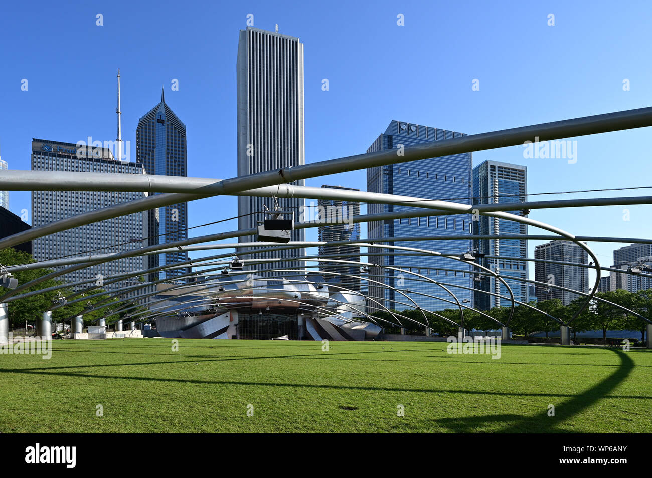 Chicago, Illinois 08-09-19 Jay Pritzker Pavilion von Architekt Frank Gehry am frühen Morgen Sommer Licht im Millennium Park. Stockfoto