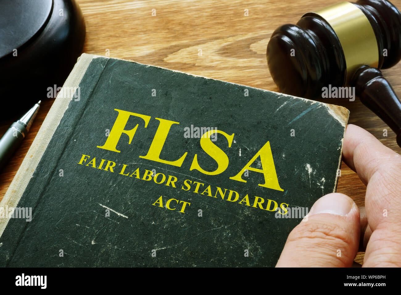 Mann hält FLSA Fair Labor Standards Act. Stockfoto