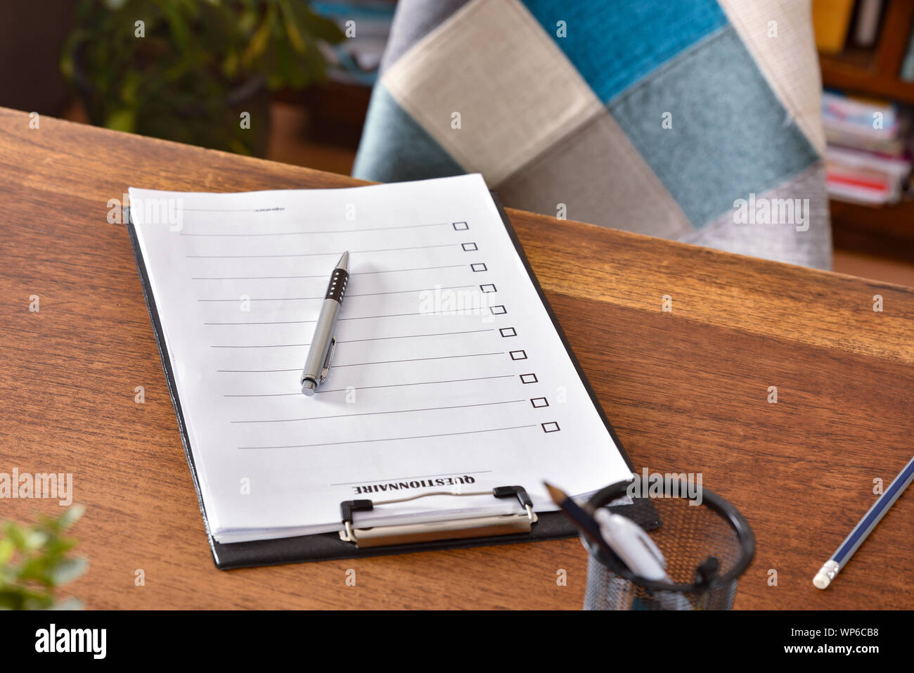 Fragebogen Blatt in einem Ordner auf einem bürotisch und ein Stift auf der Oberseite. Horizontale Komposition. Erhöhte anzeigen. Stockfoto