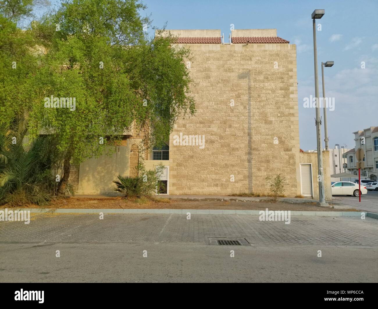 Wand einer Villa Parkplatz Lampen Baum Stockfoto