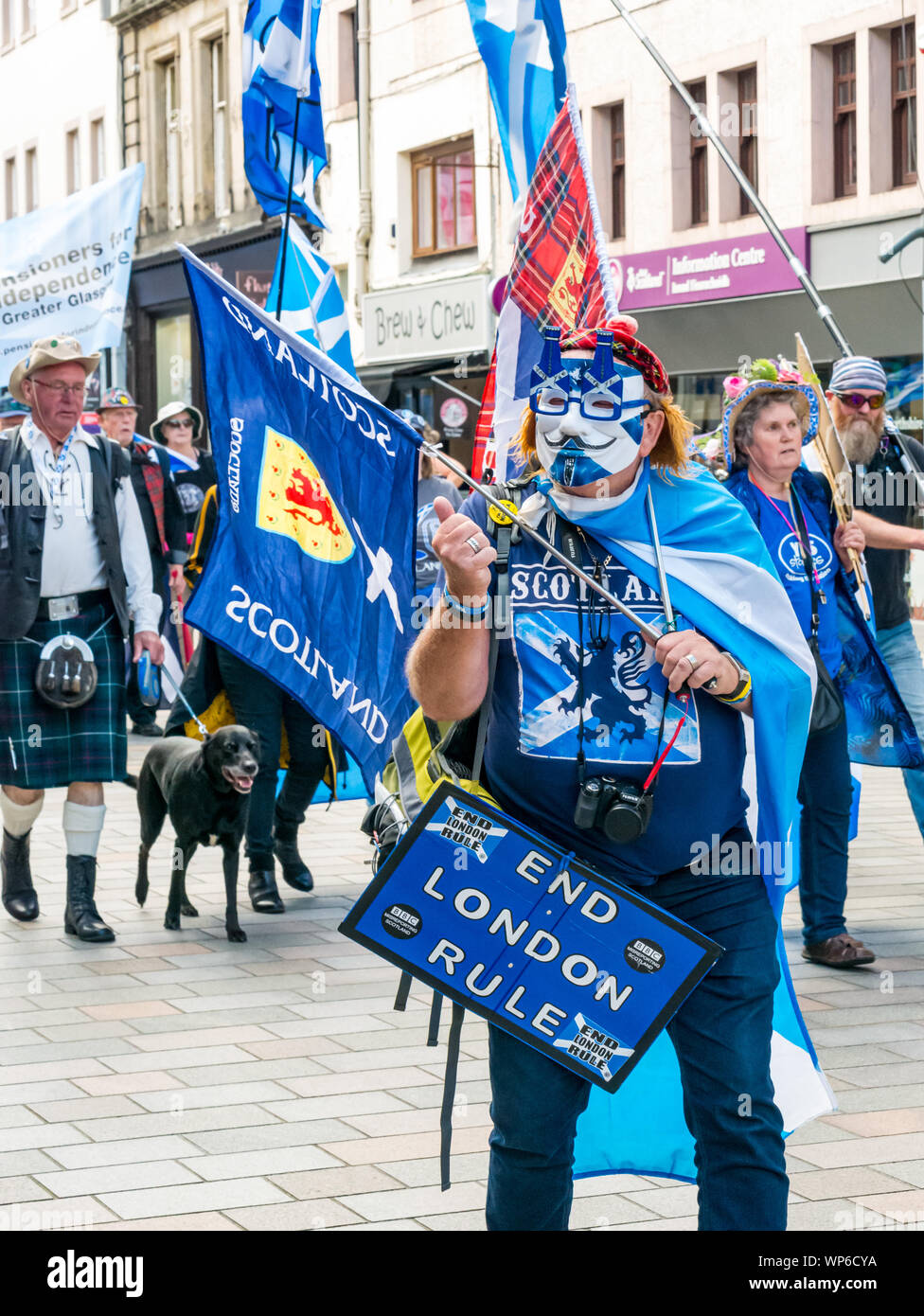 Perth, Schottland, Vereinigtes Königreich, 7. September 2019. Alle unter einem Banner Unabhängigkeit März: Unabhängigkeit unterstützer März durch Perth im 7. Alle unter einem Banner (auob) März dieses Jahres. Der März auf der High Street. Ein Mann, der eine Guy Fawkes Maske mit einem End London Regel Zeichen Stockfoto