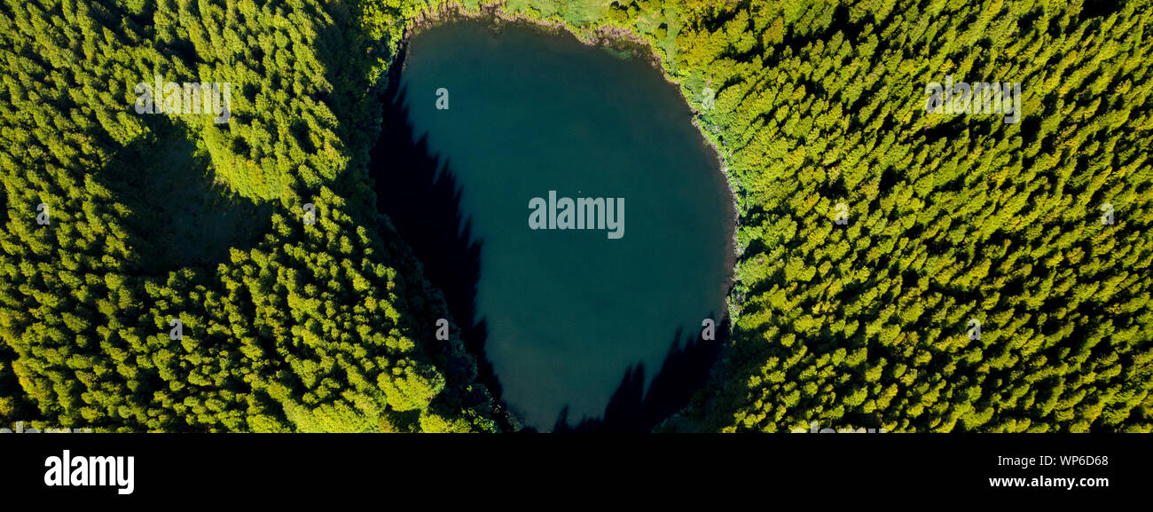 Antenne Draufsicht von Lagoa Seca auf Ilha do Pico Insel, einem vulkanischen Krater Caldeira im Planalto da achada Mittelland, Azoren Stockfoto