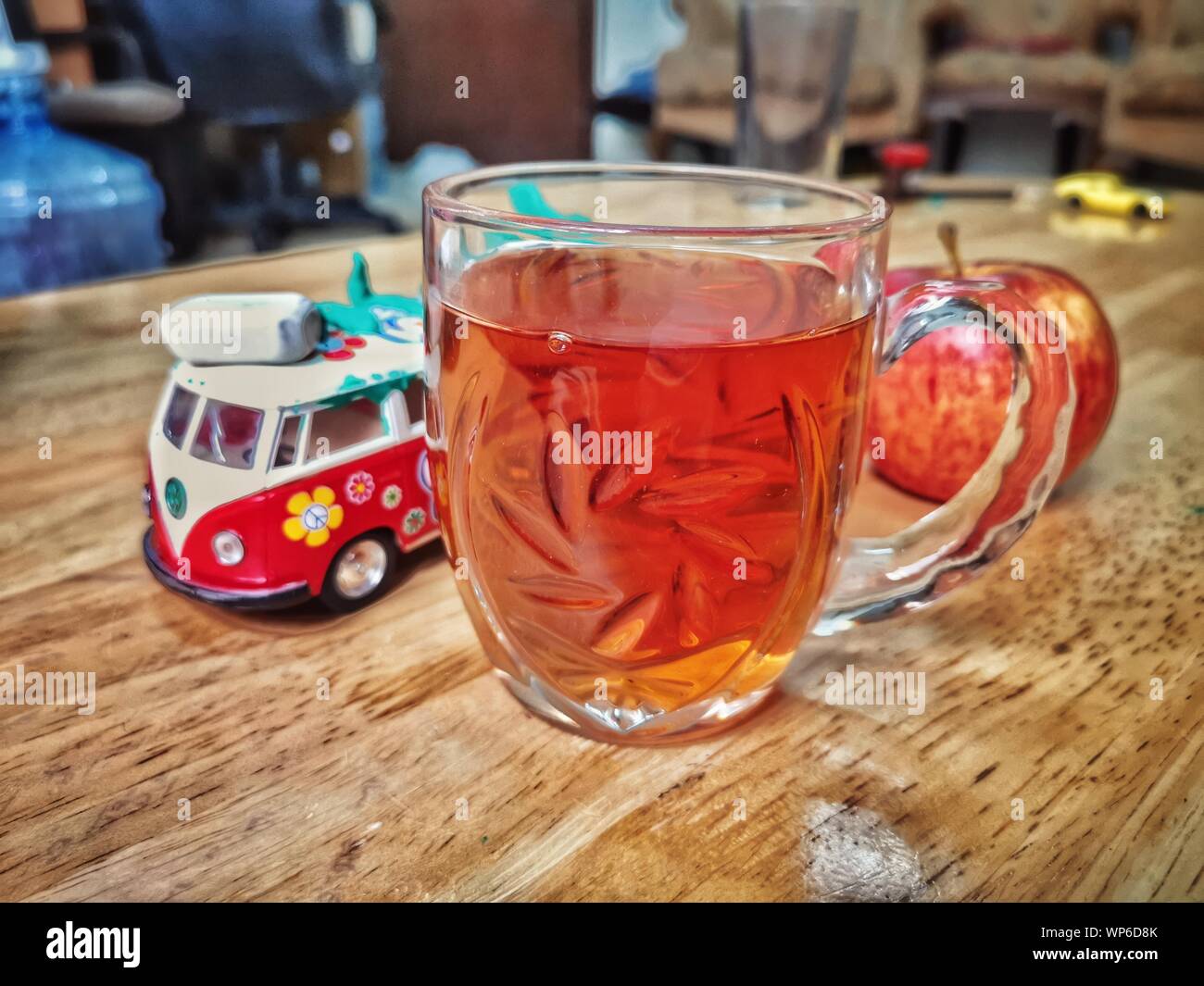 Roter Tee Glas mug Becher Spielzeug apple Tabelle blur Hintergrund Ton formen Vergangenheit Bild Stockfoto