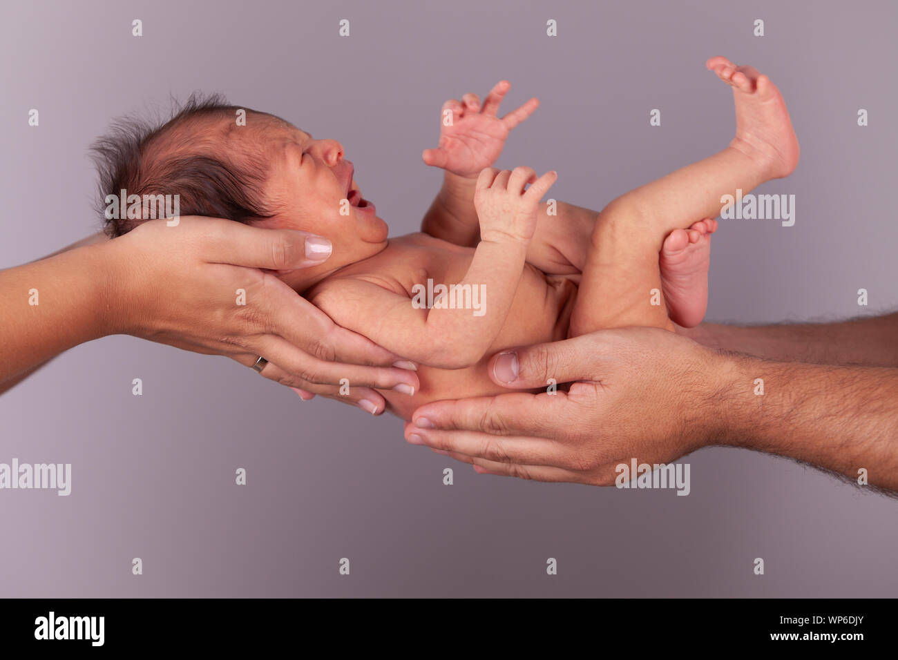 Neugeborenes Baby in ihren Armen Mama und Papa. Konzept der Liebe, Schutz von Kindern Stockfoto