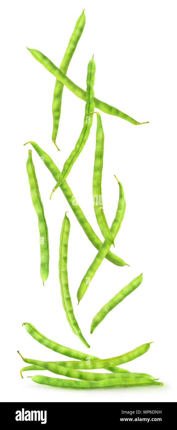 Isolierte grüne Bohnen in der Luft. Die Hülsen der rohen Bohnen auf weißem Hintergrund mit Freistellungspfad isoliert Stockfoto