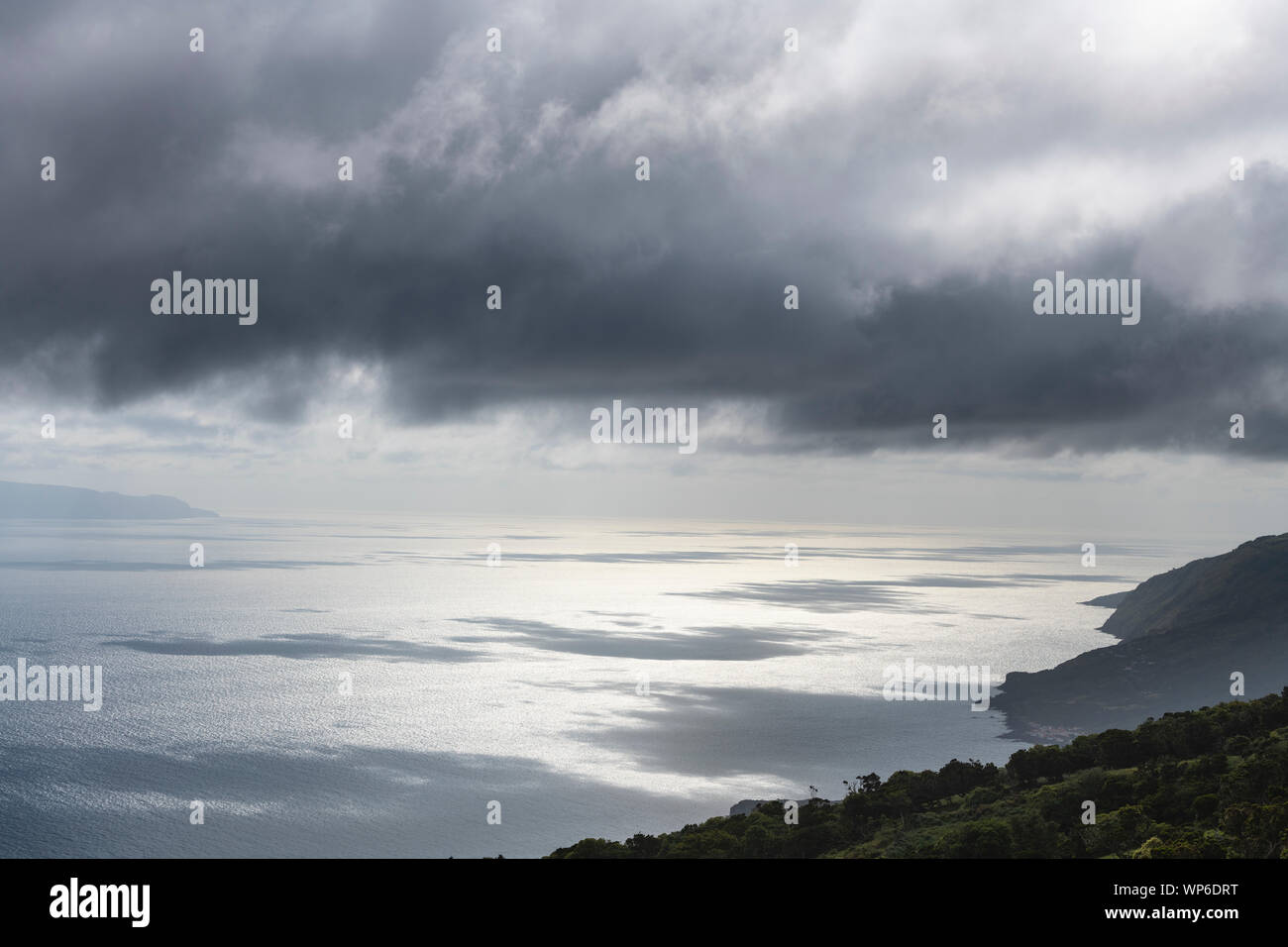 Wolkenschatten und Sonnenlicht Reflexionen auf dem Ozean Wasser des Pico-Sao Jorge Kanal, den Azoren, Portugal Stockfoto